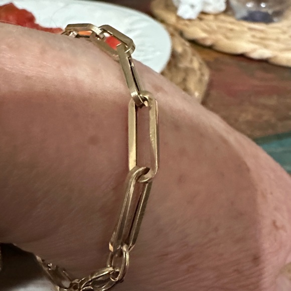 Elegant 14 kt Gold large link Bracelet
Pair other bracelets or on its own. - Picture 5 of 7